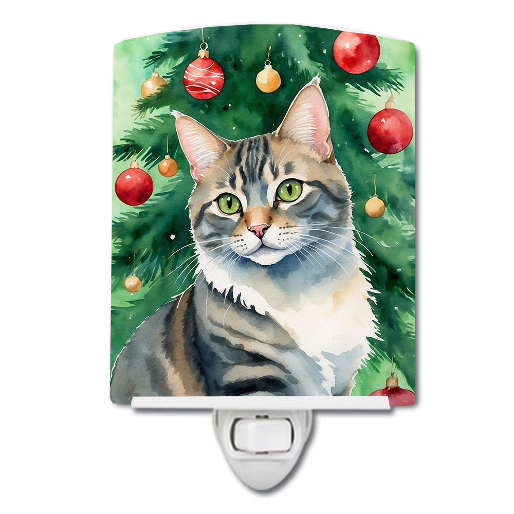 DAC7188CNL 6 x 4 in. American Bobtail Cat by the Christmas Tree Ceramic Night Light