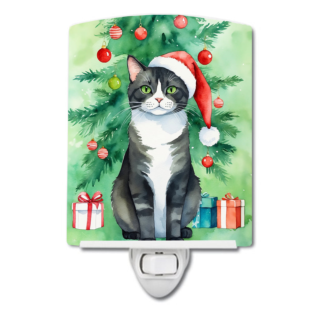 DAC7190CNL 6 x 4 in. American Polydactyl Cat by the Christmas Tree Ceramic Night Light