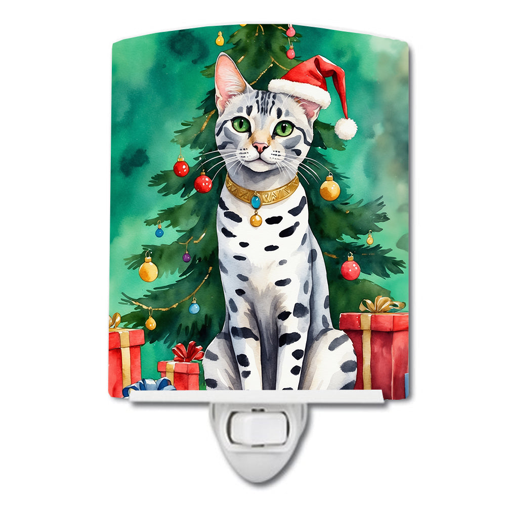 DAC7213CNL 6 x 4 in. Egyptian Mau Cat by the Christmas Tree Ceramic Night Light