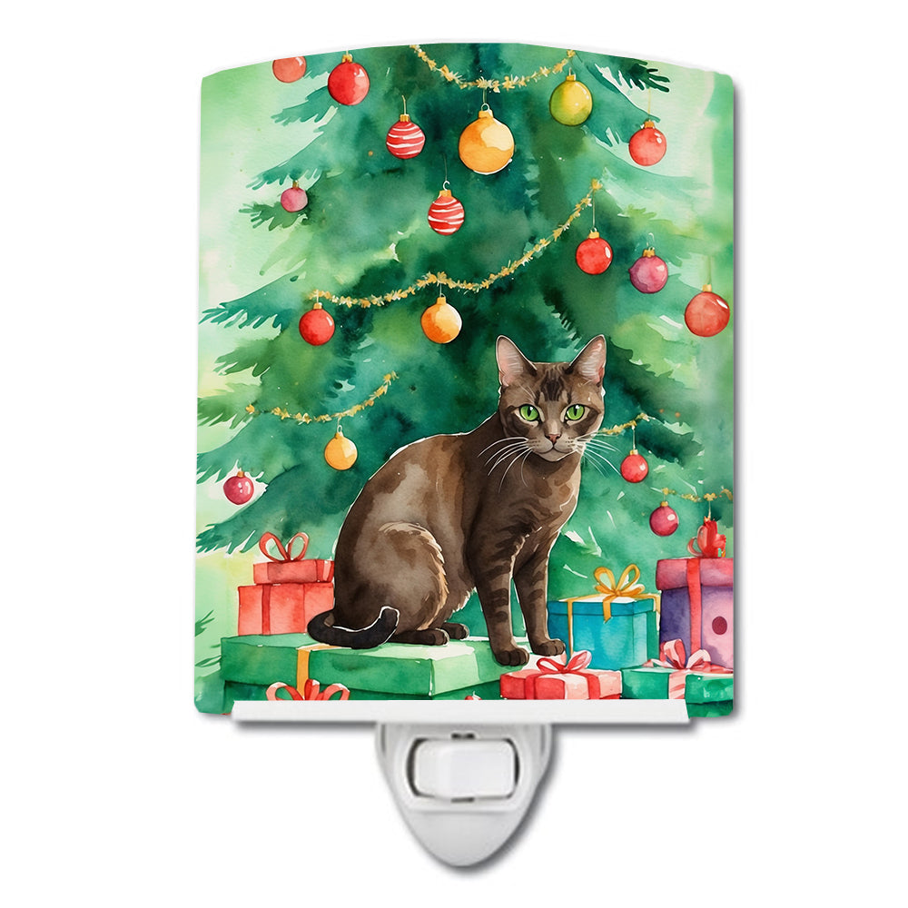 DAC7219CNL 6 x 4 in. Havana Brown Cat by the Christmas Tree Ceramic Night Light