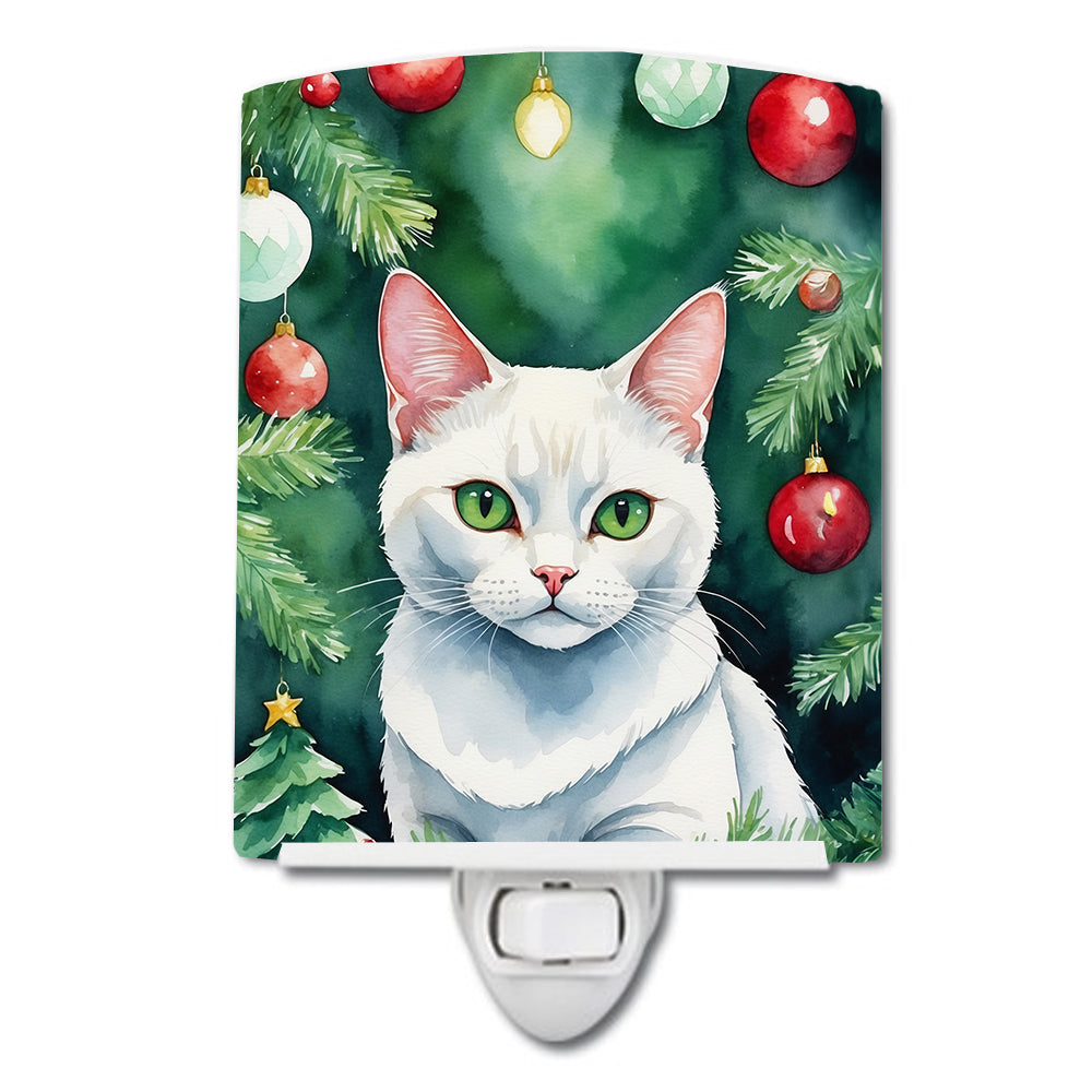 DAC7223CNL 6 x 4 in. Khao Manee Cat by the Christmas Tree Ceramic Night Light