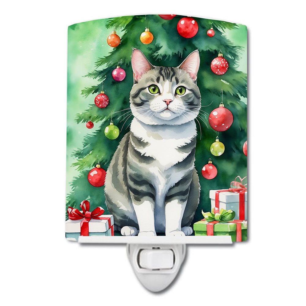 DAC7225CNL 6 x 4 in. Korean Bobtail Cat by the Christmas Tree Ceramic Night Light
