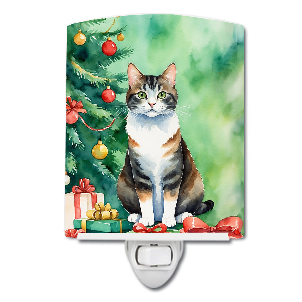 DAC7232CNL 6 x 4 in. Manx Cat by the Christmas Tree Ceramic Night Light