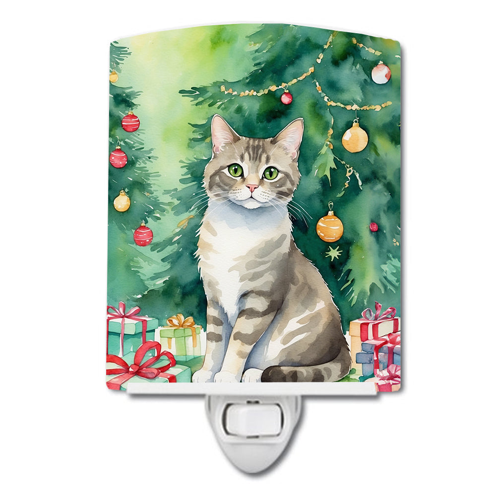 DAC7246CNL 6 x 4 in. Pudelkatze Cat by the Christmas Tree Ceramic Night Light