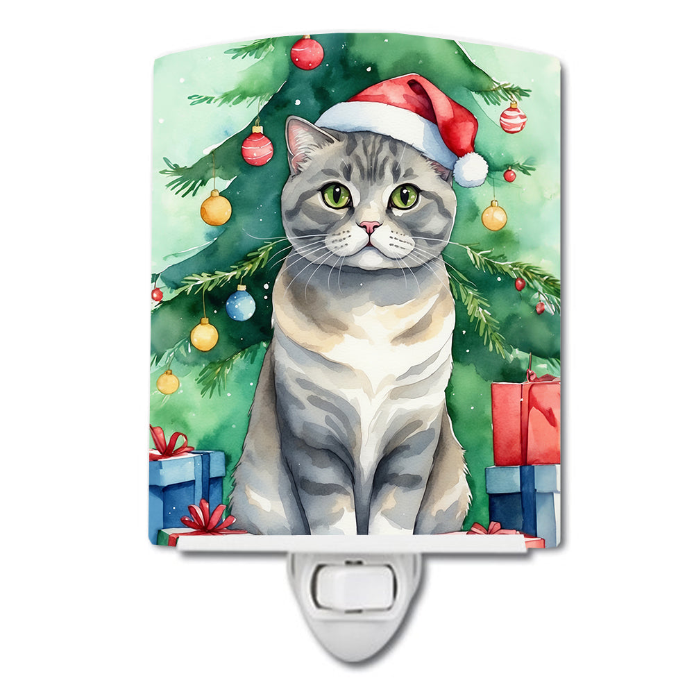 DAC7253CNL 6 x 4 in. Scottish Fold Cat by the Christmas Tree Ceramic Night Light