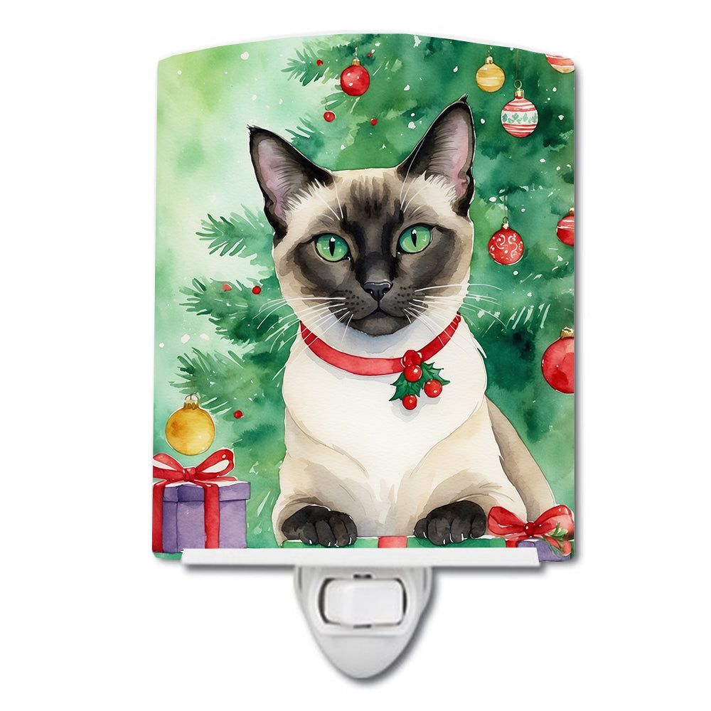 DAC7256CNL 6 x 4 in. Siamese Cat by the Christmas Tree Ceramic Night Light