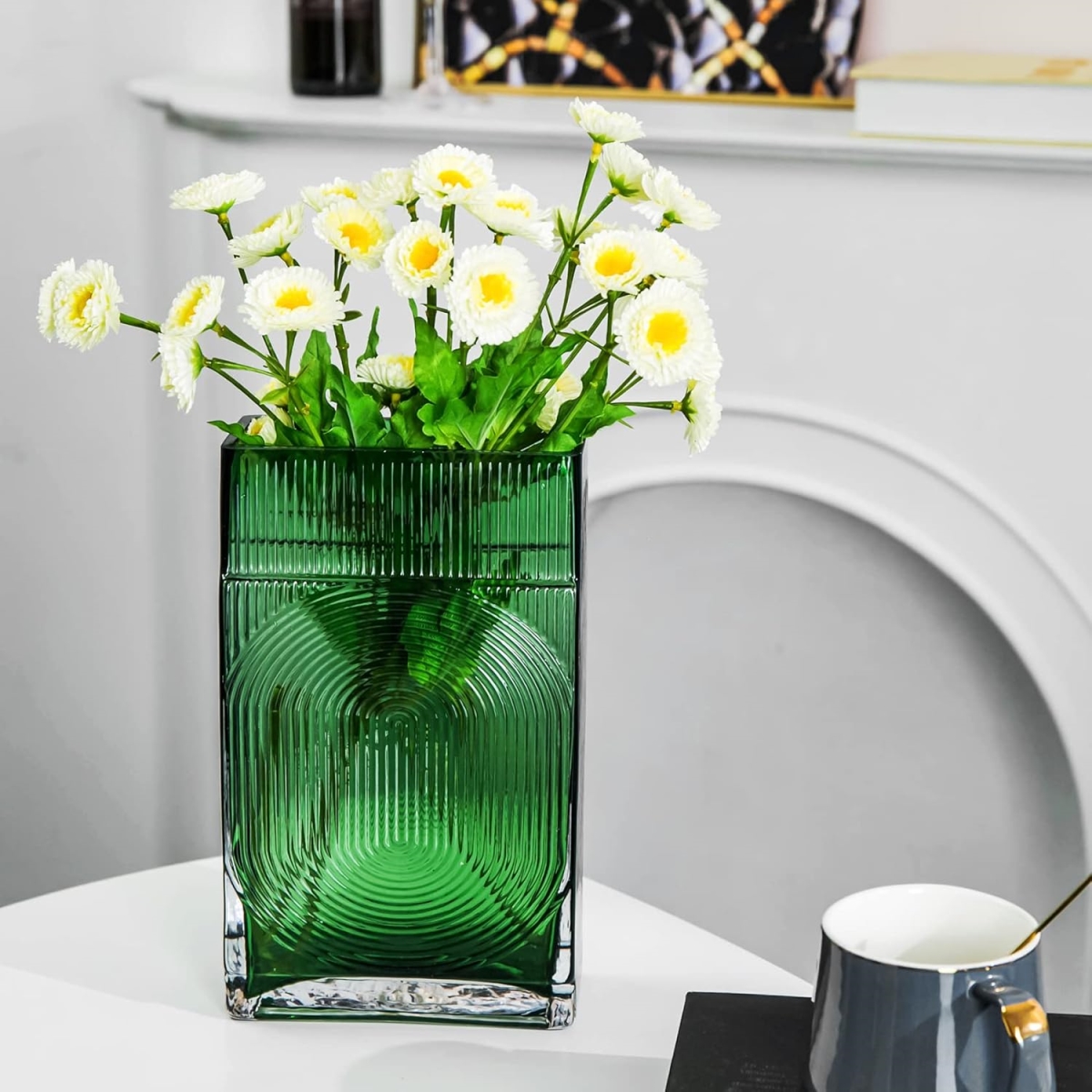 Picture of Diamond Star 12132 L2.8W5.5H9.1&apos; - Glass Vase
