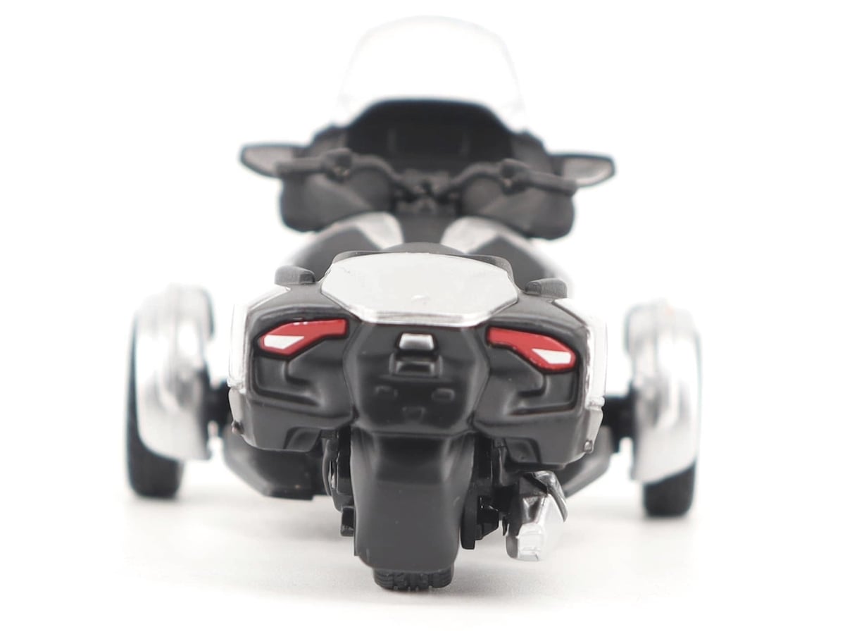 60016 Can-Am Spyder RT 3-Wheel Motorcycle Hyper Silver Metallic with Driver Figure 1-32 Scale Diecast Model