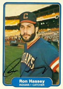 73033 Ron Hassey Autographed Baseball Card Cleveland Indians 1982 Fleer No . 370