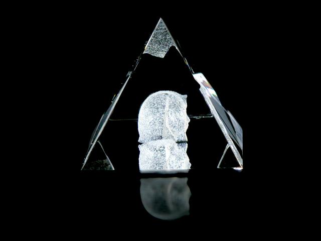 Picture of Asfour Crystal 1051-65-04 2.55 L x 2.4 H x 2.55 W in. Crystal Laser-Engraved King Tut Ancient Egypt Laser-Cut