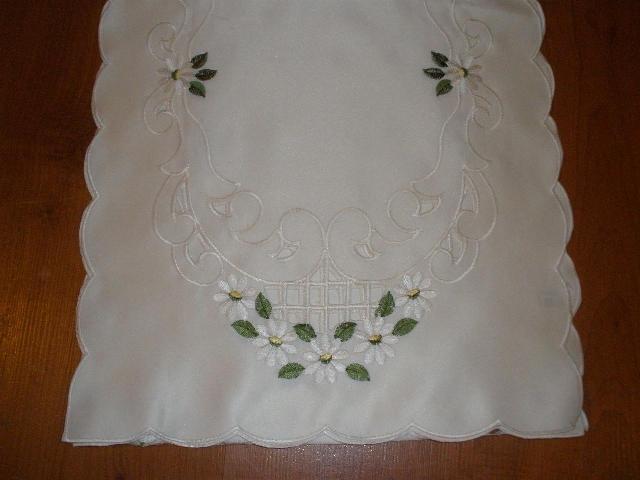 Picture of Tapestry Trading ZC0800296-1420-PK2 14 x 20 in. Embroidered Daisies And Lacy Cutwork Placemats
