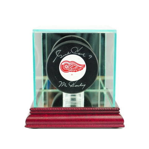 SPK-C Single Hockey Puck Display Case- Cherry