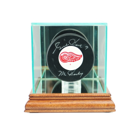 SPK-W Single Hockey Puck Display Case- Walnut