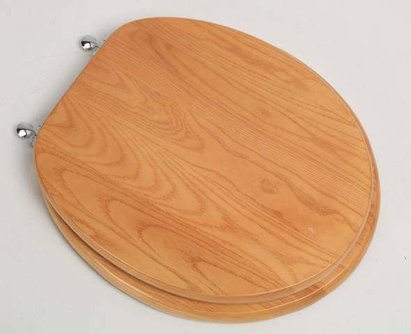 Designer Solid Round Oak Wood Toilet Seat with Chrome Hinges, Natural Red Oak