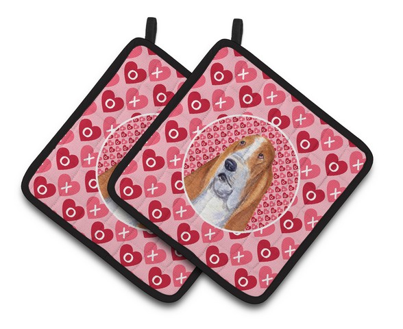 Picture of Carolines Treasures SS4528PTHD Basset Hound Hearts Love & Valentines Day Portrait Pair of Pot Holders, 7.5 x 3 x 7.5 in.