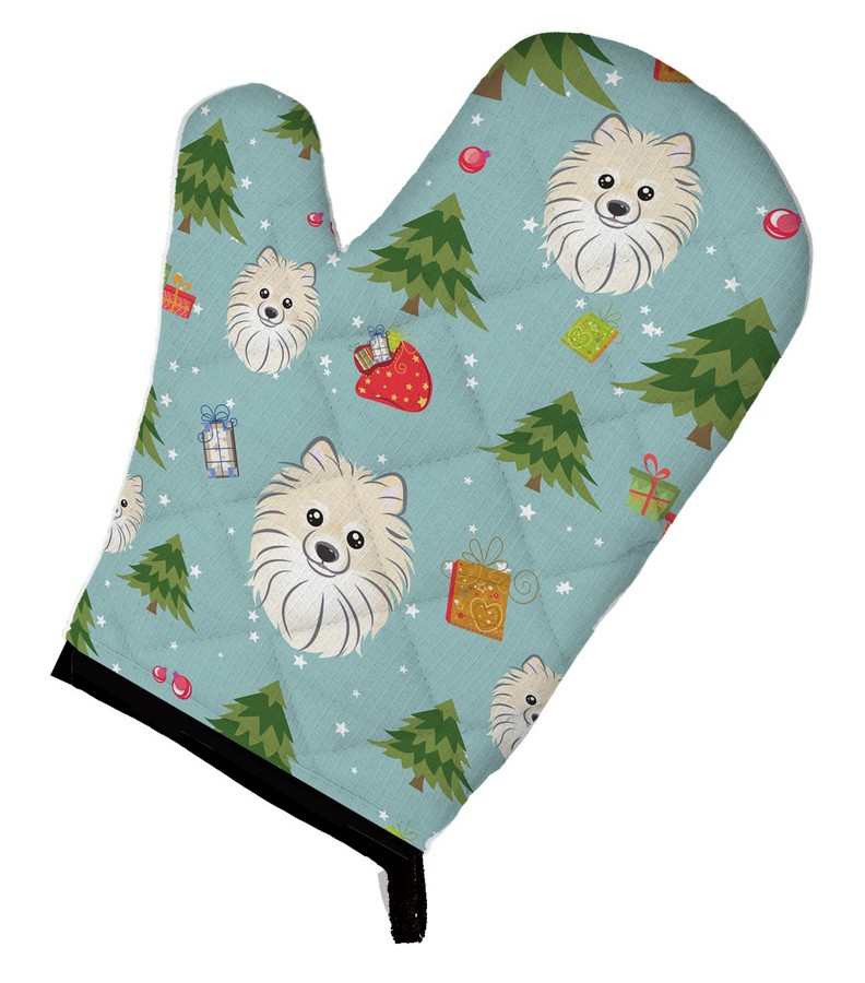 Picture of Carolines Treasures BB4996OVMT Christmas Pomeranian Oven Mitt