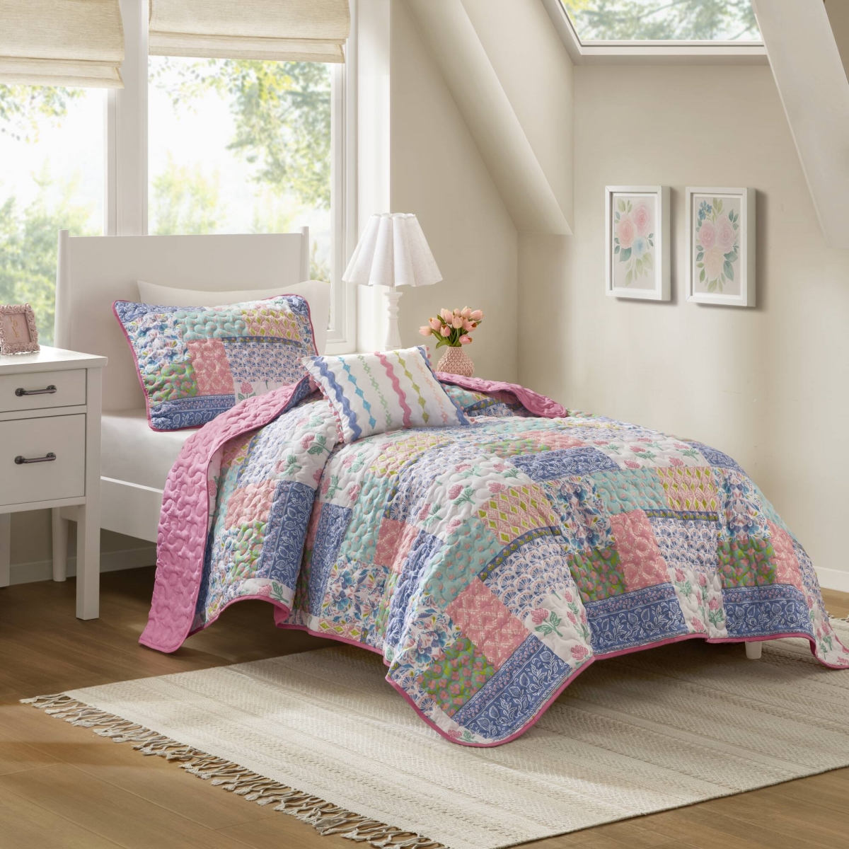 Intelligent Design Summer Patchwork Reversible Quilt Set with Decorative Pillow, One Size, Pink