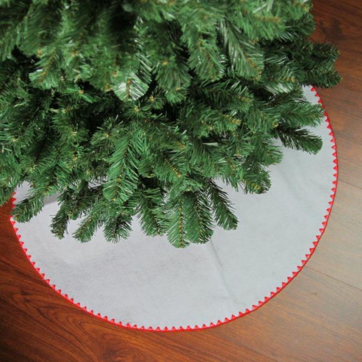 33371061 26 in. Velveteen Christmas Tree Skirt - White & Red