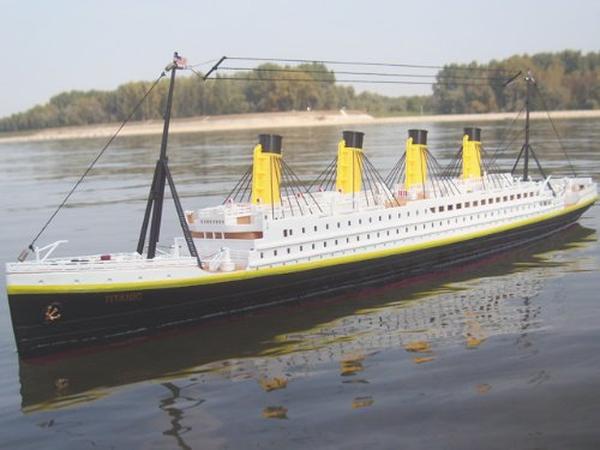 XS-72975 RMS TITANIC 1-325 Scale RC Boat Ship - Ready to Run