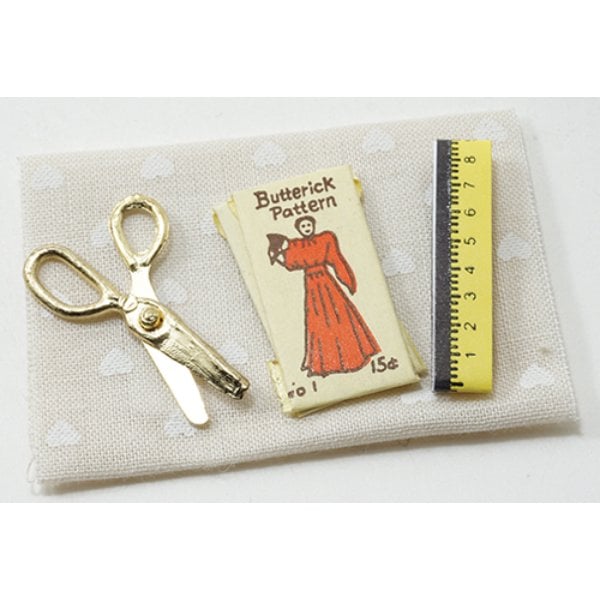 IM65206 Fabric Measuring Tape, Pattern & Scissors for Dollhouse Miniature - Cream with Hearts