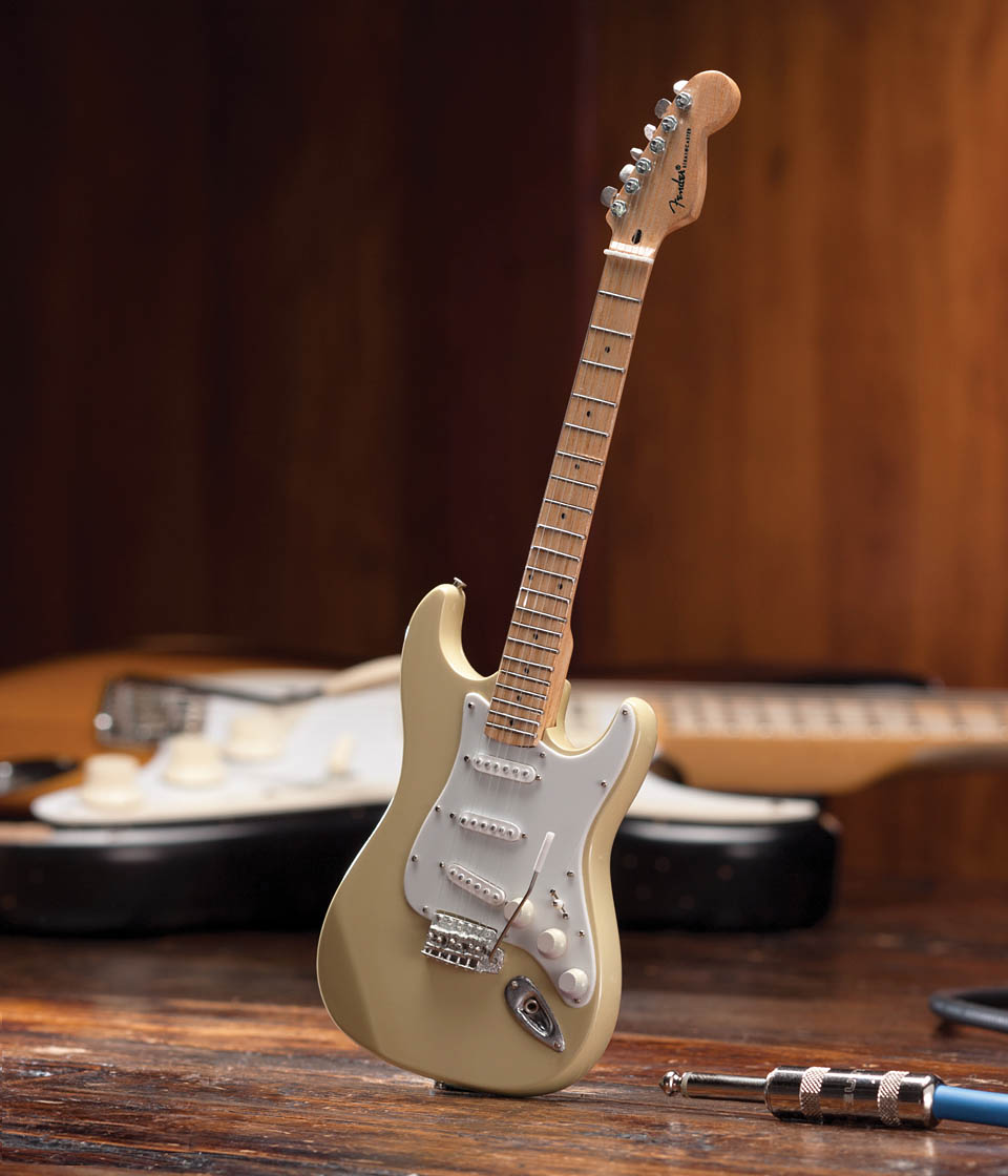 Picture of Axe Heaven 124403 Fender Stratocaster with Cream