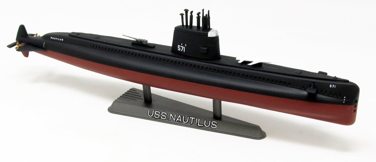 AANL750 1-300 Scale SSN 571 Nautilus Submarine Plastic Figures
