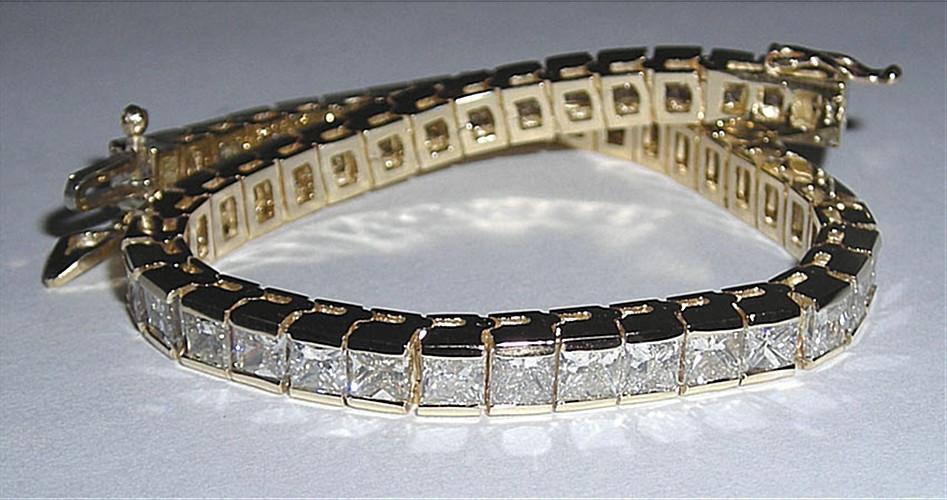 Picture of Harry Chad Enterprises 5563 9 CT Princess Diamonds Yellow Gold Tennis Bracelet
