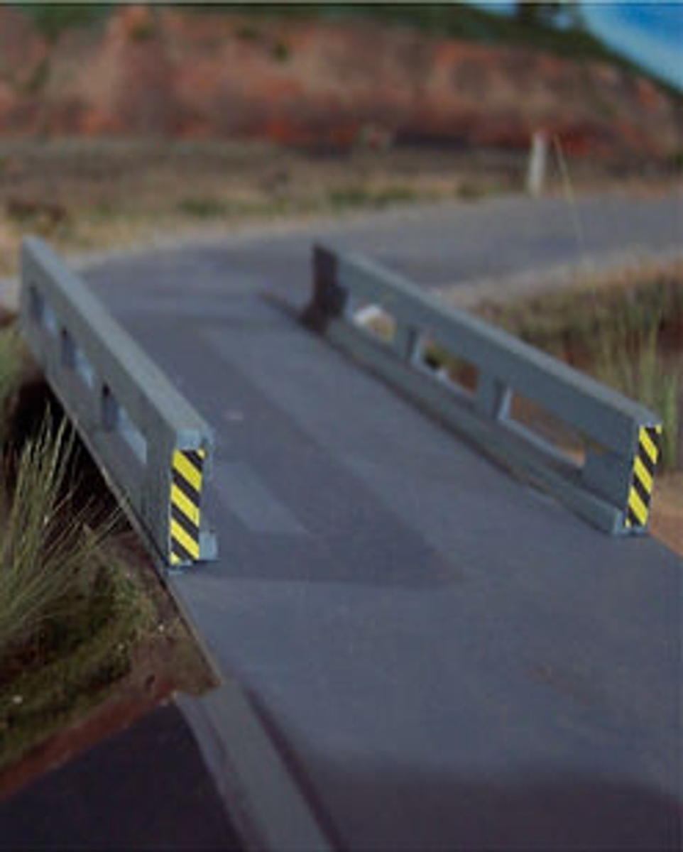 OMK1055 Ho Scale Concrete Bridge Footprint - 2 Section