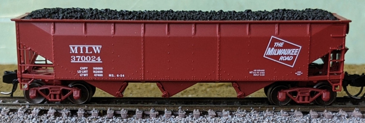 BLU74184 370139 Milwaukee Road Post-1953 MILW 3-Bay Offset Side Hopper