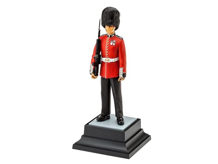 RVL802800 1-16 Scale Queens Guard Model Figure