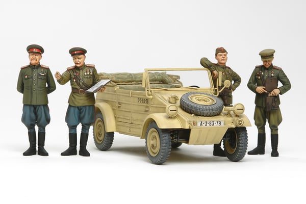 TAM25153 1-35 Scale Russian Commanders Staff Car with 4 Figures