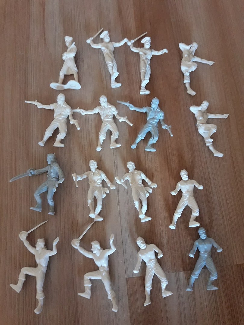 GLM02204 1 by 32 Scale Pirates Figure - Pack of 16
