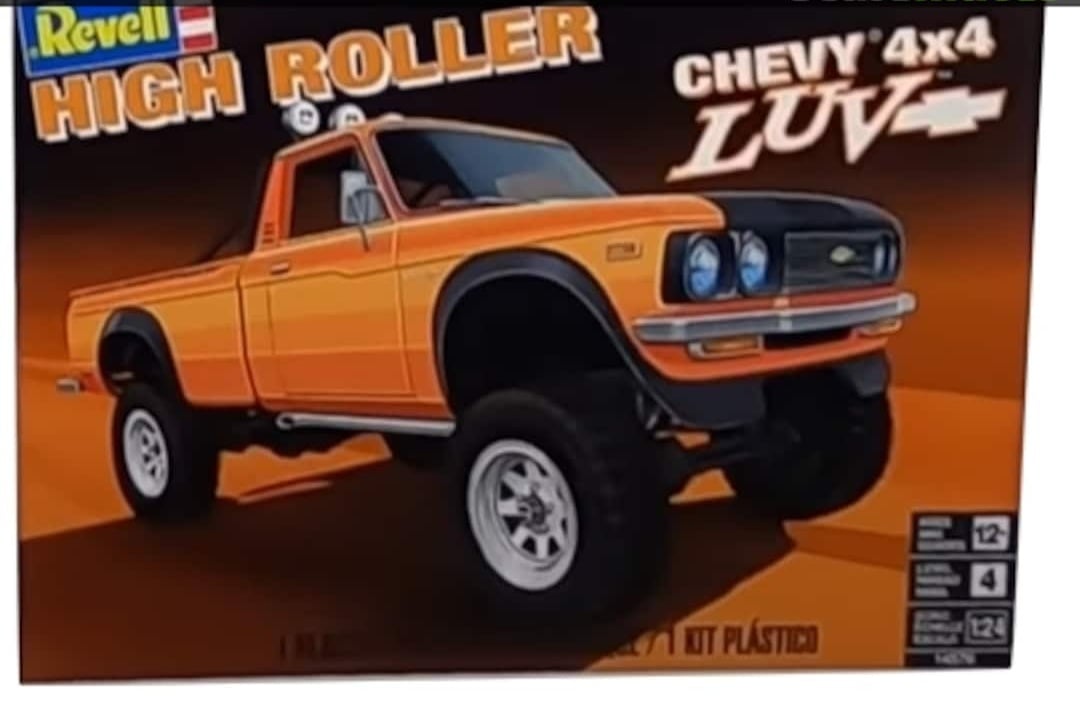 RMX14576 1-25 Scale Chevy 4x4 LUV High Roller Truck