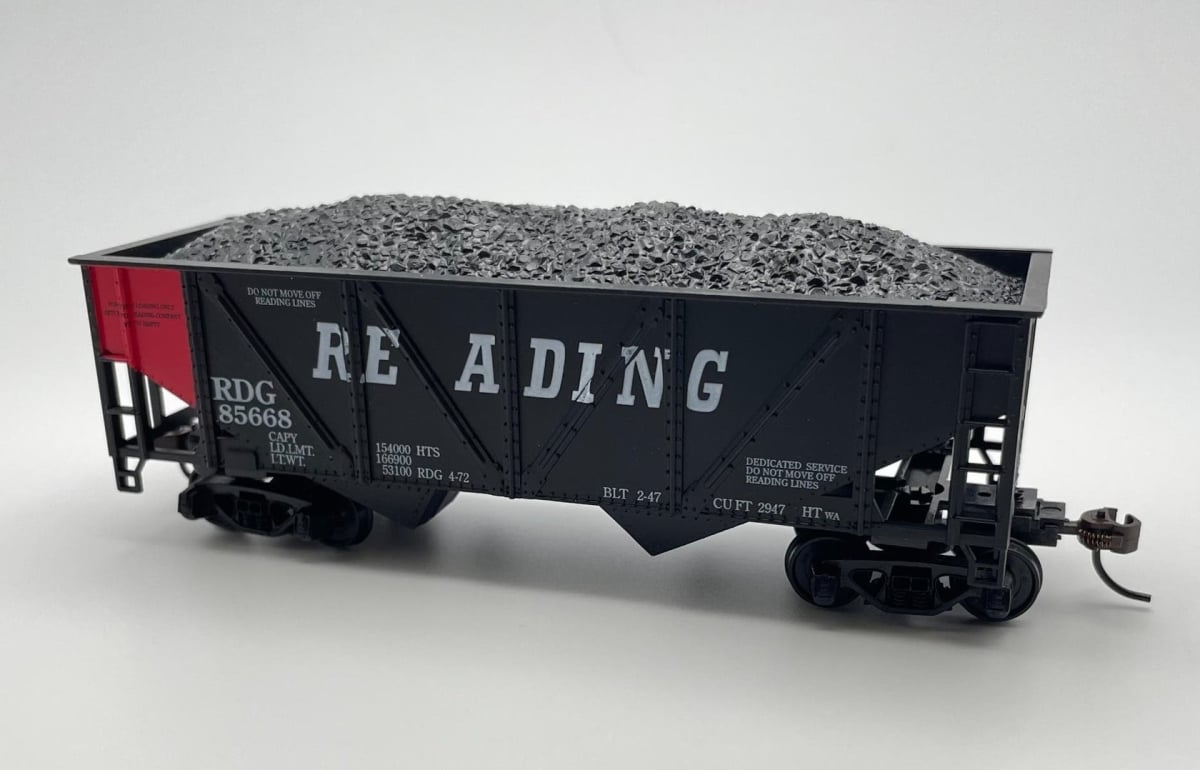 RIH032208 HO Scale Reading 36 ft. 2 Bay Hopper with Coal Load Model Train