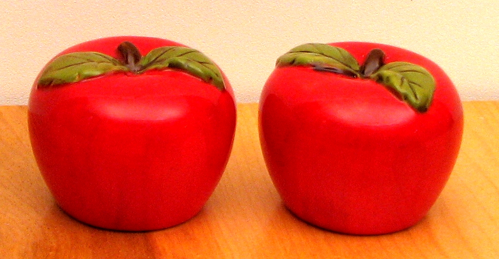 Picture of IWGAC 049-16175 Ceramic Apple S & P Salt & Pepper Set