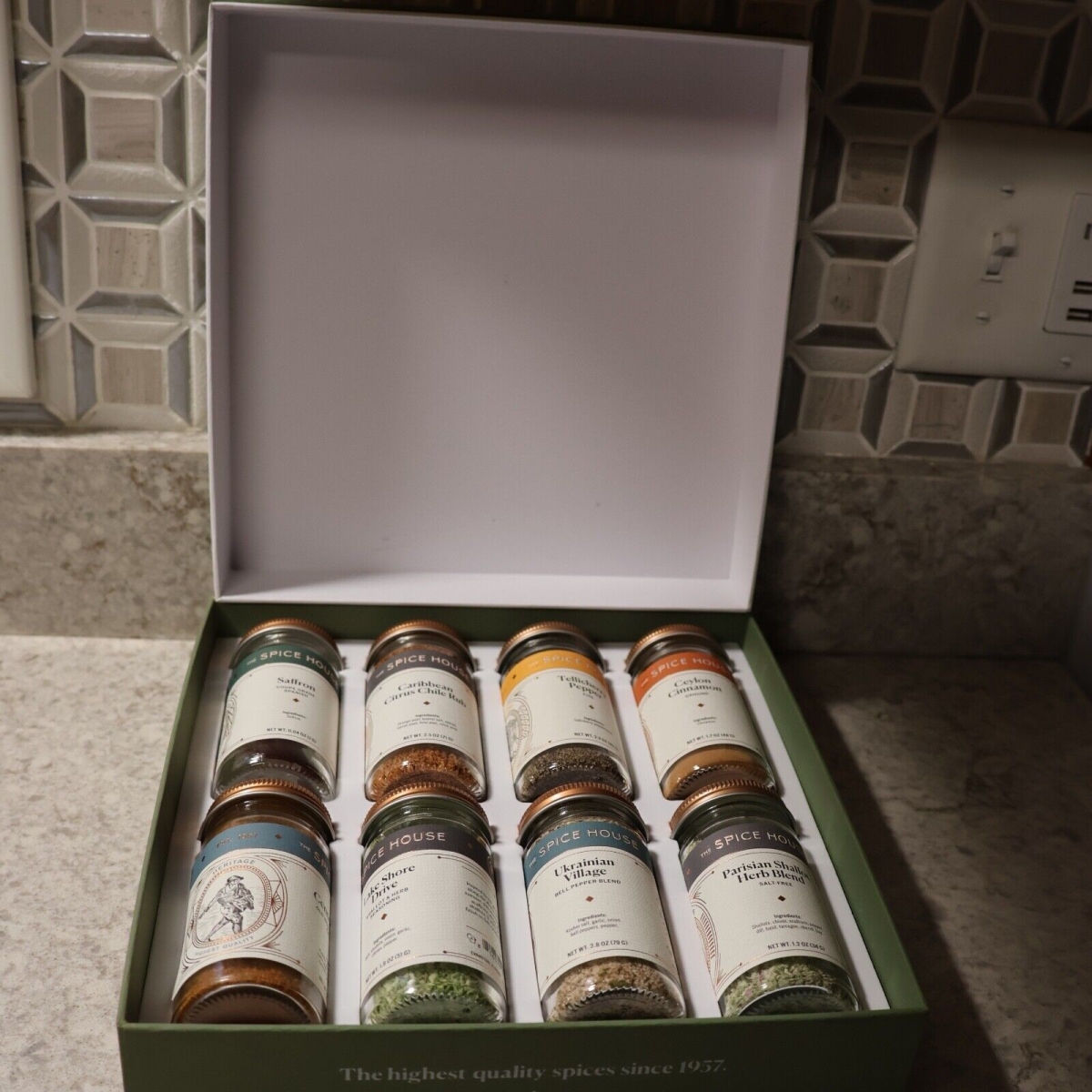 2411501 2.2 oz Gift Box Spice Set with 8 Different Rubs & Blends - Case of 6