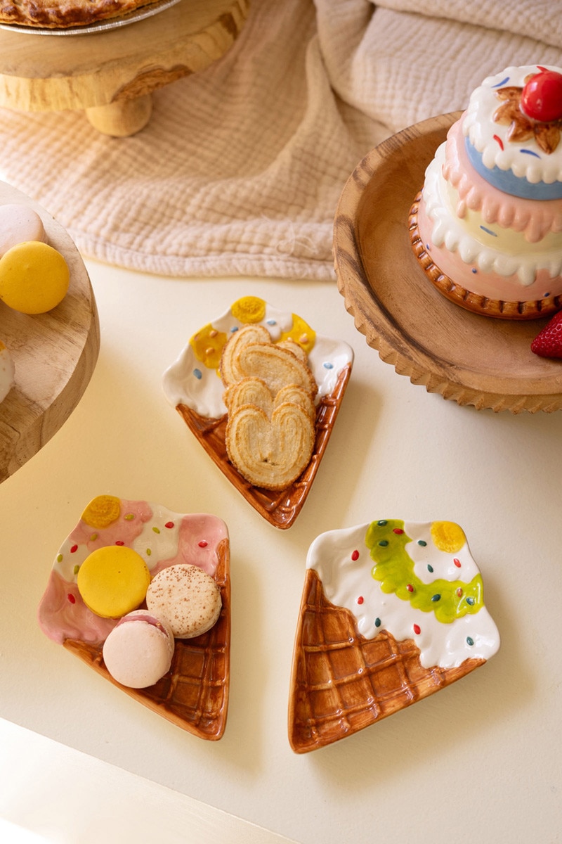 CXNY1039K 5 x 7 x 1 in. Ceramic Ice Cream Cone Plates, Multi Color