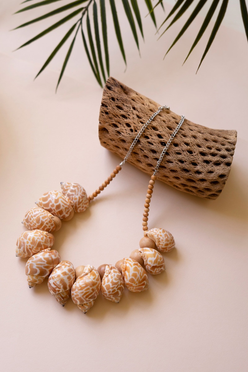 NGRA1169K 30 in. Shell & Wood Bead Necklace, Tan