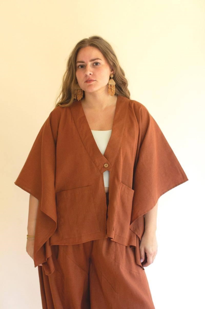 NELL1048 25 in. Winged-Sleeve Kimono with Front Pockets & Button, Cinnamon