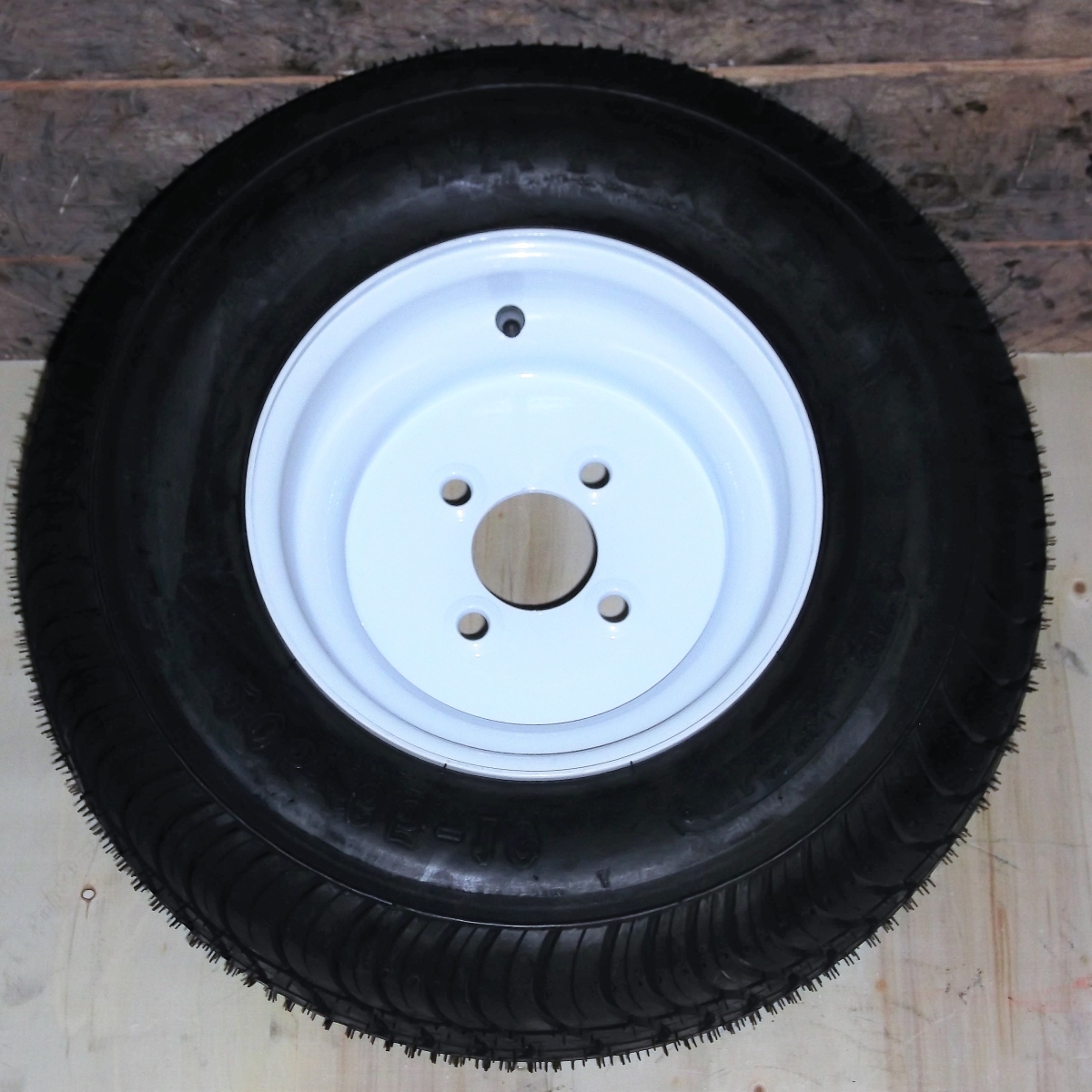 3H460 20.5 x 8 x 10 in. E-4H White Solid Center Tire