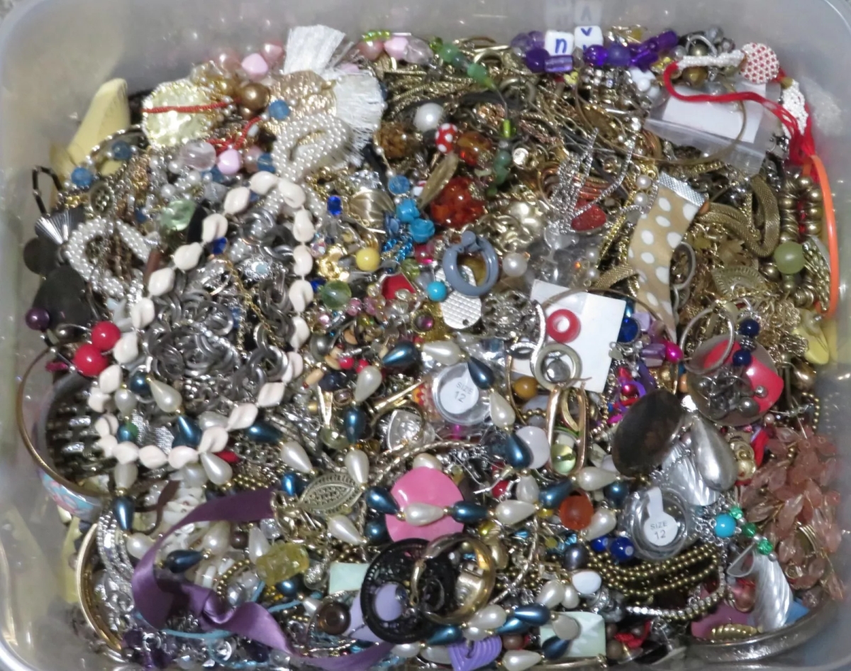 Picture of Kusp 5IBSC 5 Plus lbs Huge Lot Costume Jewelry VTG Now Junk Art Craft & Wear Resell Mix In