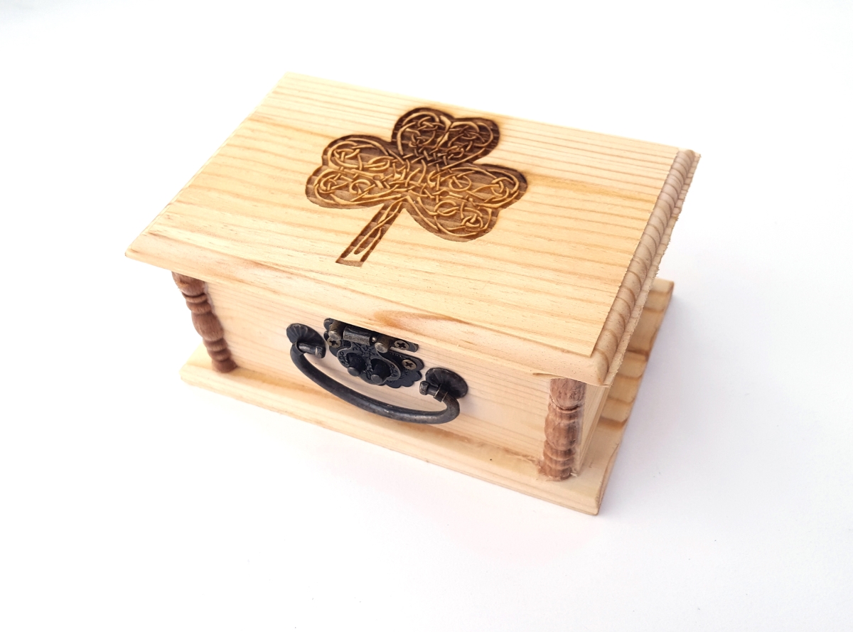 MBCL01 Celtic Clover Engraved Wooden Box