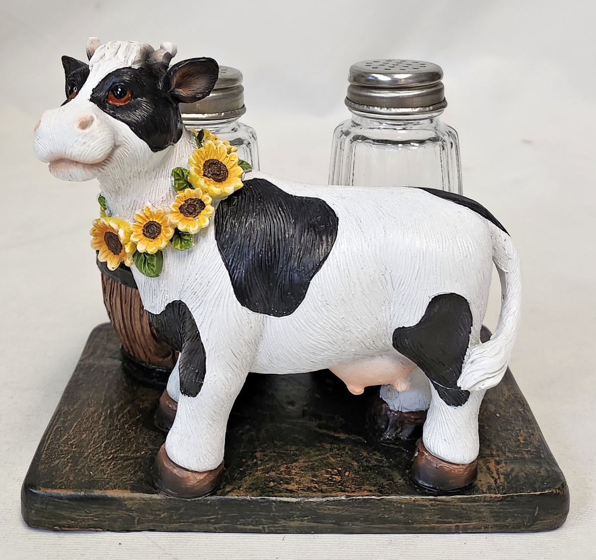 Picture of De Leon Collections 15693 Polyresin Diary Moo Cow Barnyard Rustic Farmhouse Ranch Themed Salt and Pepper Shaker Holder Set