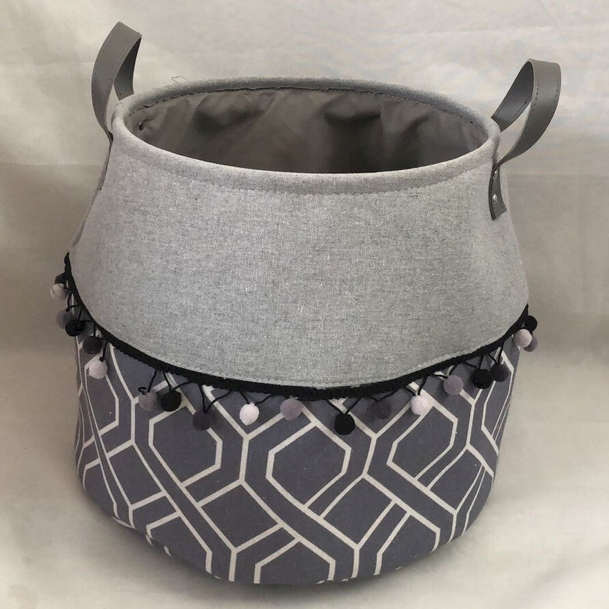 Picture of Mr. MJs Trading AI-2040-214 Gray Top with Gray & White Chain Pattern with Black Trim Handled Basket