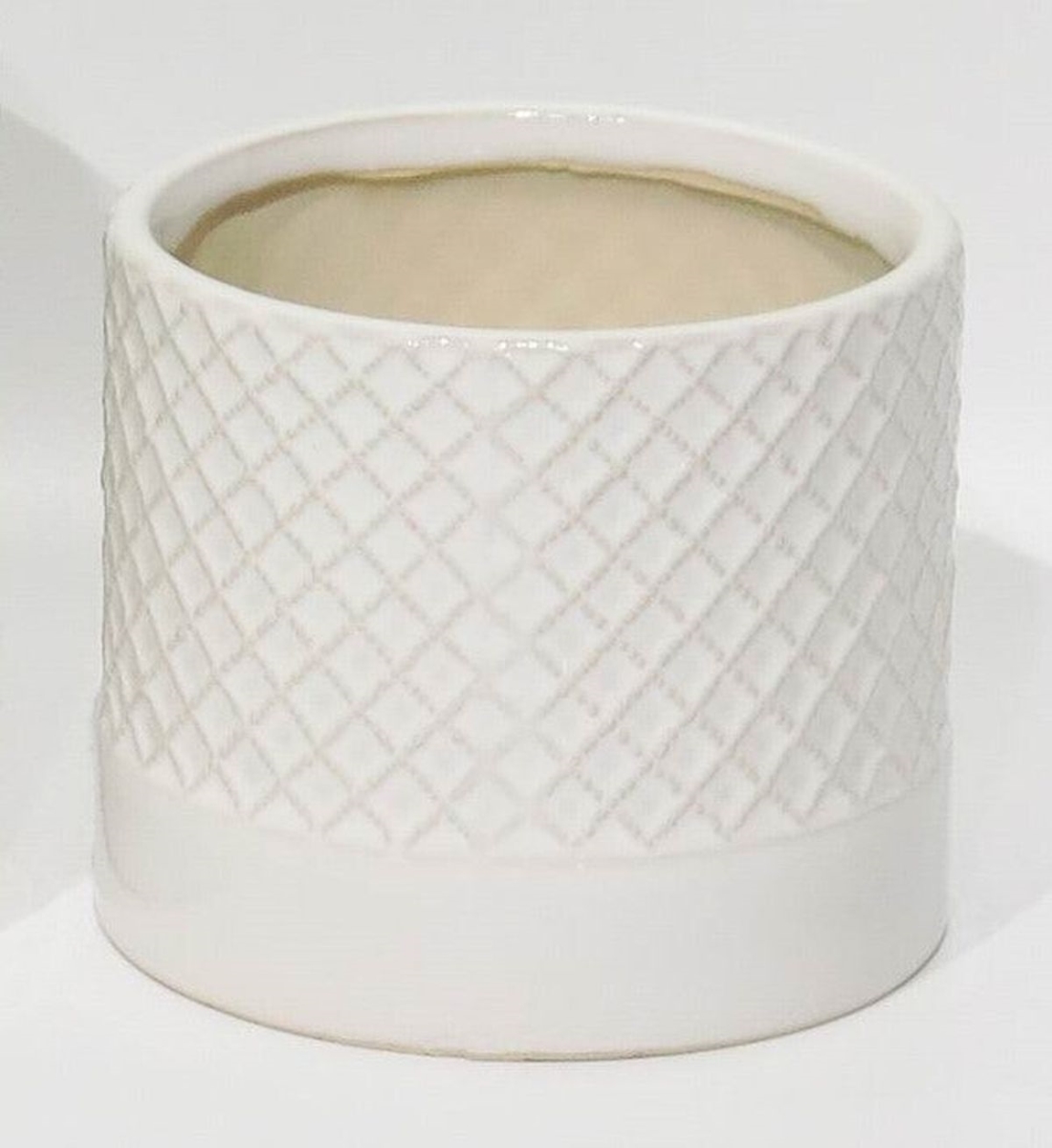 AI-CE00-172 White Criss Cross Pattern Planter