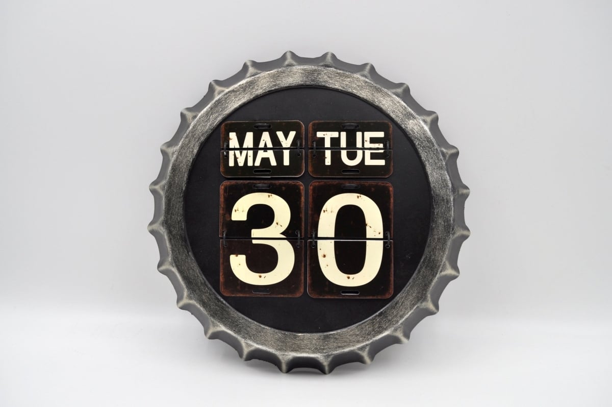 IV-W18-RL012 Beer Cap Vintage Calendar Wall Decor, Black