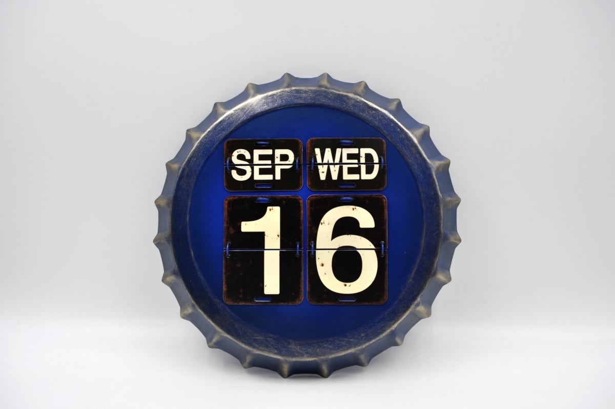 IV-W18-RL013 Beer Cap Vintage Calendar Wall Decor, Blue