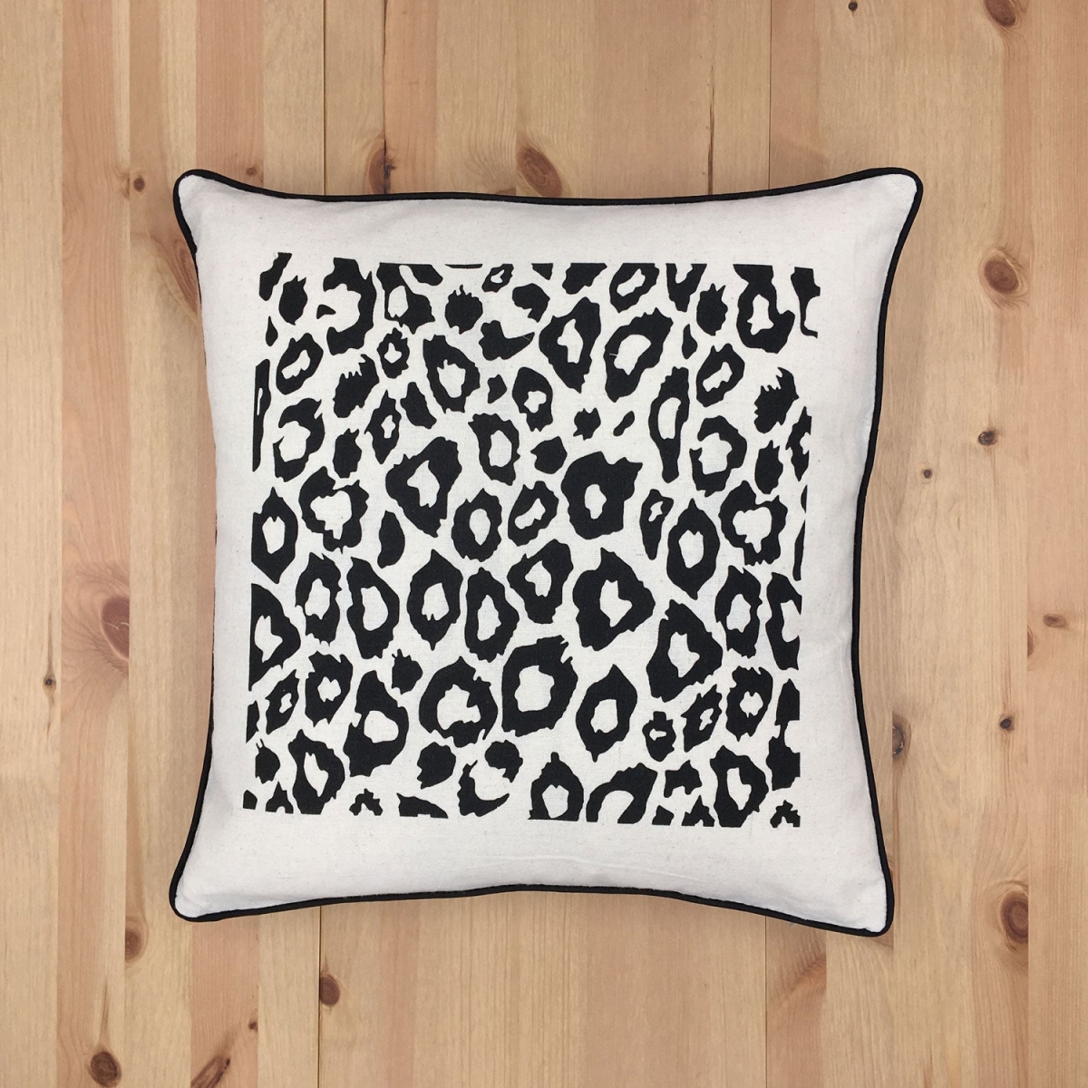 HU-SA1818TB06XX Leopard Print On Ivory Pillow Cover