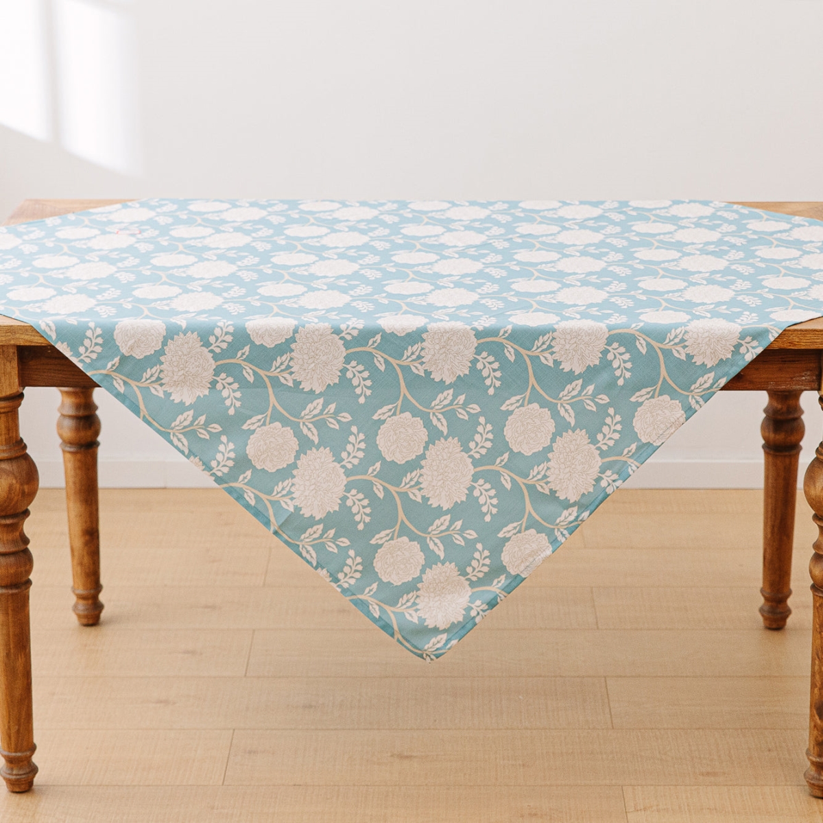 Picture of MDR Trading Inc. HU-MP5050JS11BL White Peonies On Blue Tablecloth