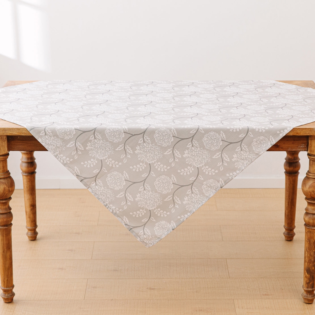 Picture of MDR Trading Inc. HU-MP5050JS11GE White Peonies On Griege Tablecloth